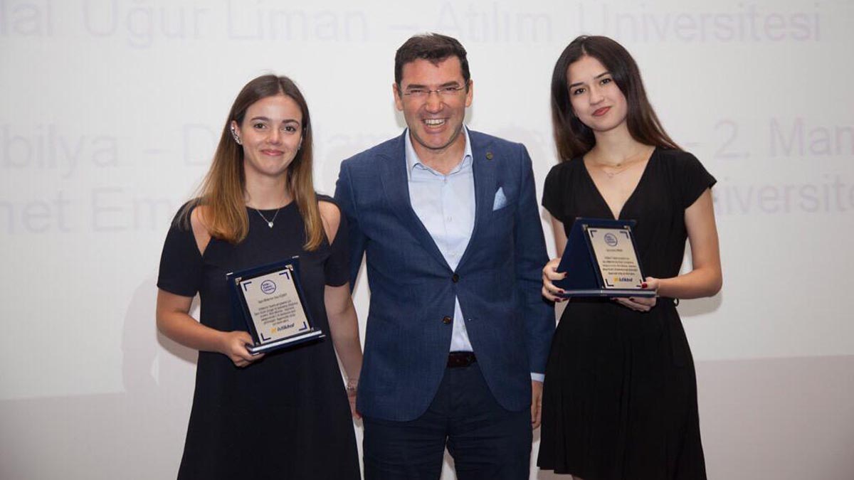 Mimarlık Bölümü Öğrencilerimiz Seca Kişmir ve Gizem Çongar İstikbal Mobilya’nın ‘İstikbalini Tasarla’ Yarışması’nda, ‘Depolama’ kategorisinde 2.’lik Ödülü aldılar.